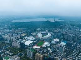 📸 - 汉斯·弗里克今日现身约翰·克鲁伊夫球场，观看了巴萨竞技队的比赛。主队以4比0赢得胜利。 来源：Barça Buzz