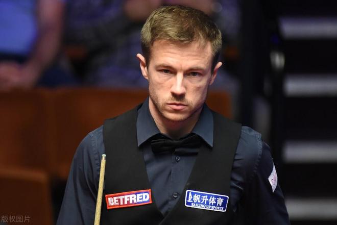 他刚刚从膝 他刚刚从膝